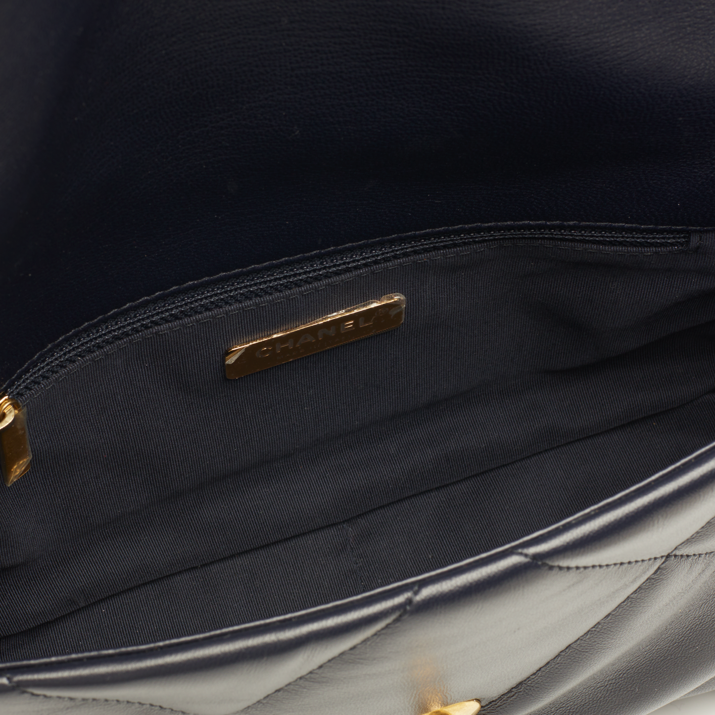 Sac Chanel 19 Small en cuir matelassé bleu marine