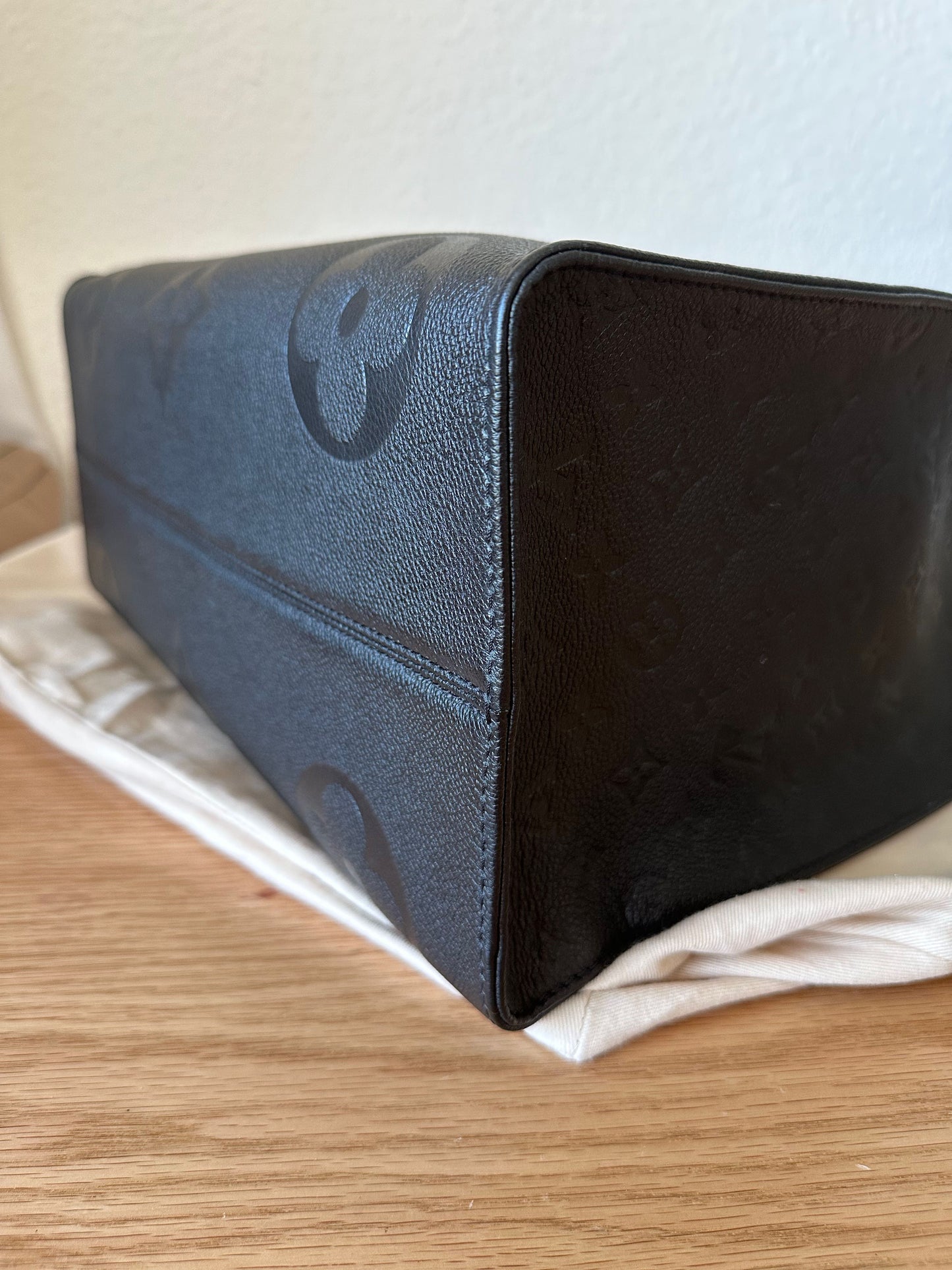 Sac Louis Vuitton On The Go GM en cuir noir