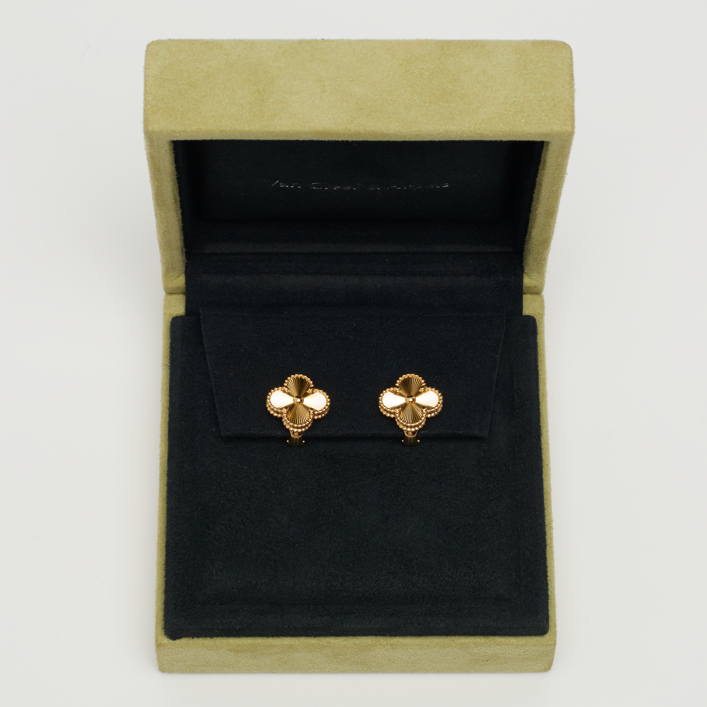 Boucles d’oreilles Van Cleef & Arpels Vintage Alhambra Guilloché en or jaune