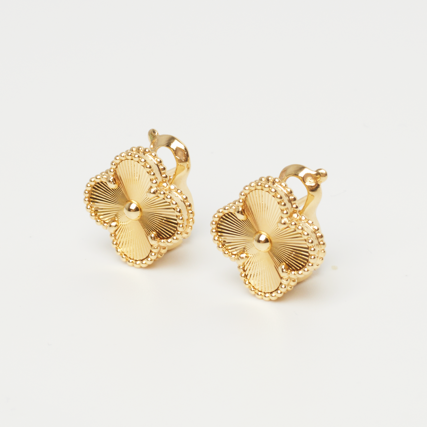 Boucles d’oreilles Van Cleef & Arpels Vintage Alhambra Guilloché en or jaune