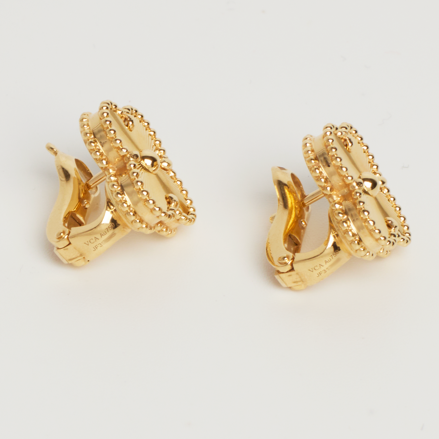 Boucles d’oreilles Van Cleef & Arpels Vintage Alhambra Guilloché en or jaune