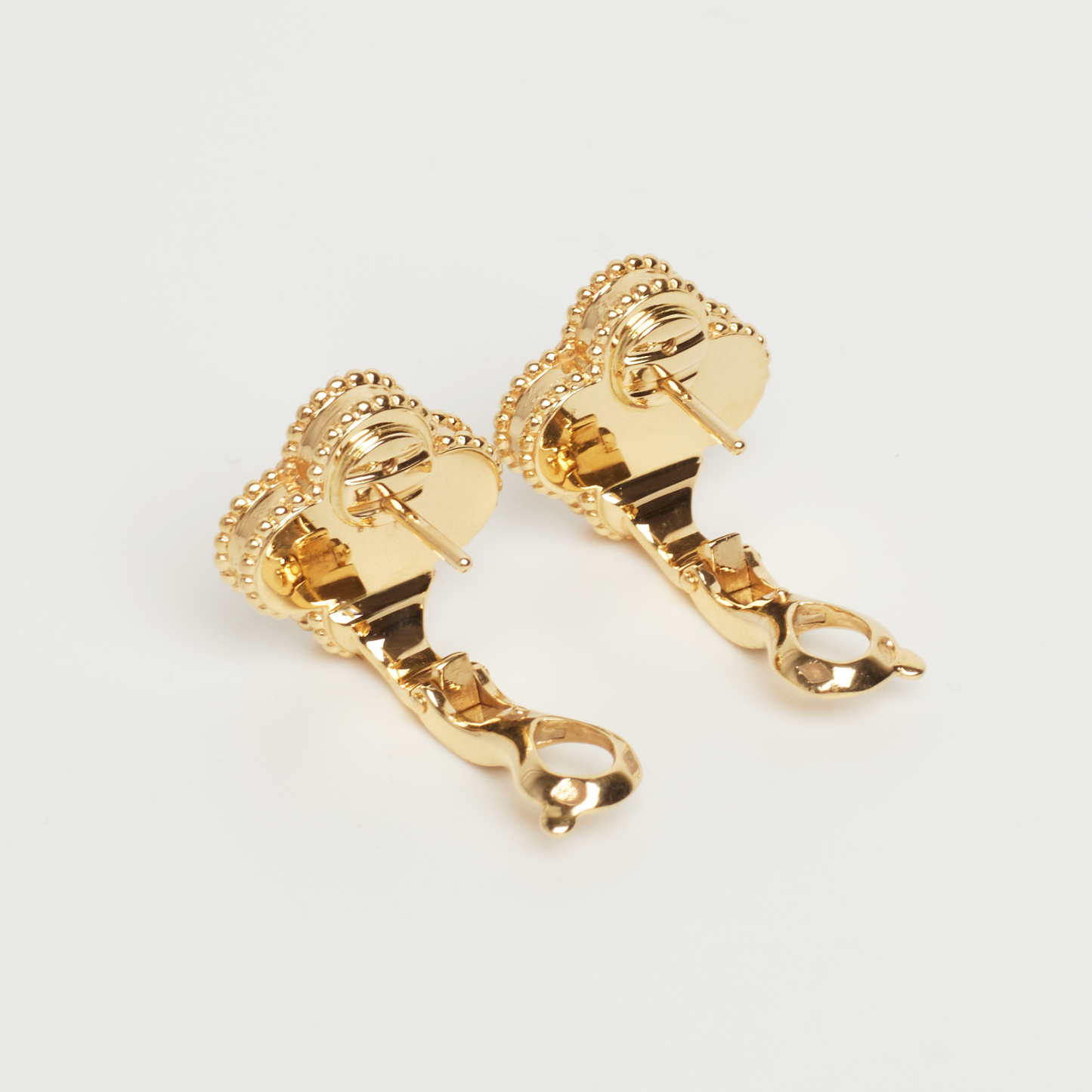 Boucles d’oreilles Van Cleef & Arpels Vintage Alhambra Guilloché en or jaune