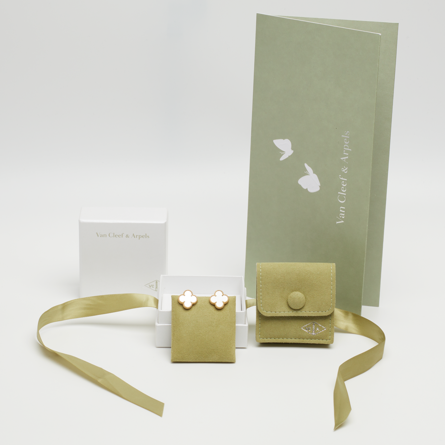 Boucles d’oreilles Van Cleef & Arpels Vintage Alhambra Nacre en or jaune