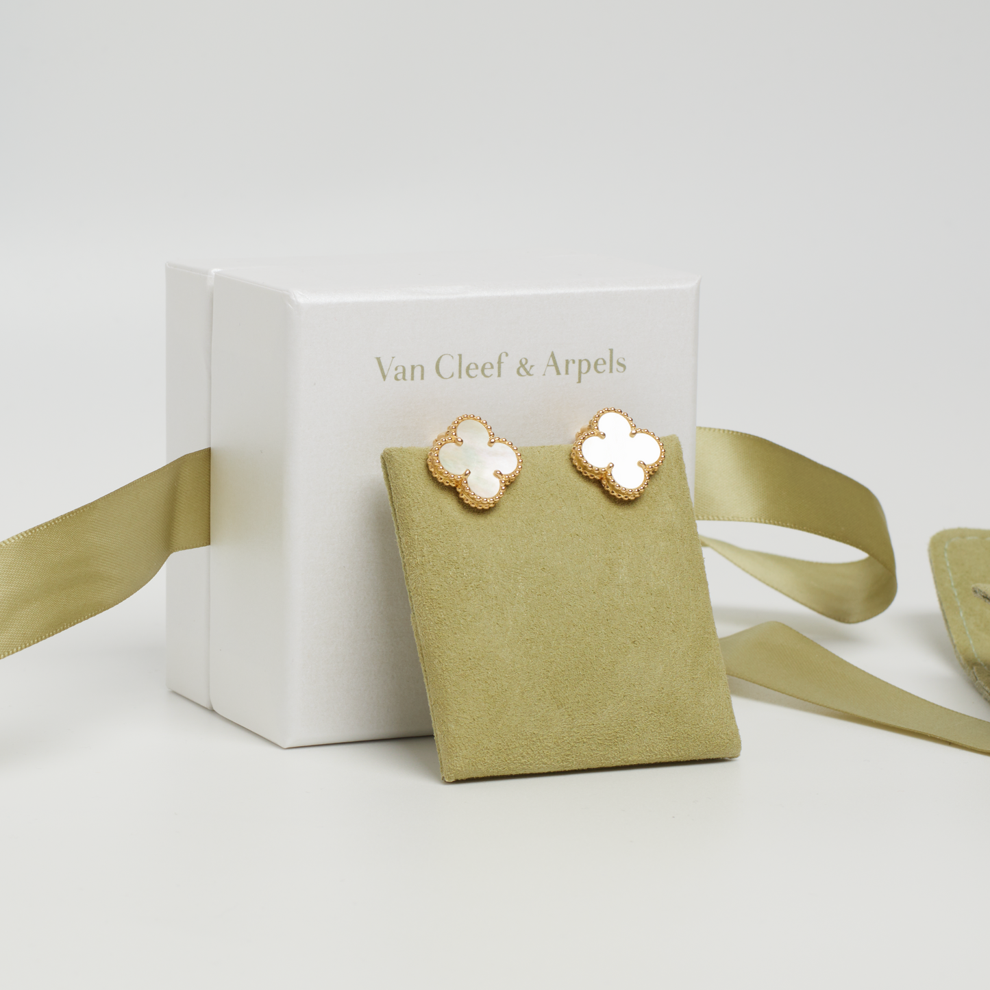 Boucles d’oreilles Van Cleef & Arpels Vintage Alhambra Nacre en or jaune