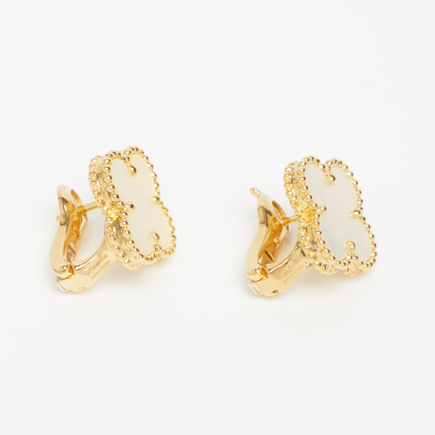 Boucles d’oreilles Van Cleef & Arpels Vintage Alhambra Nacre en or jaune