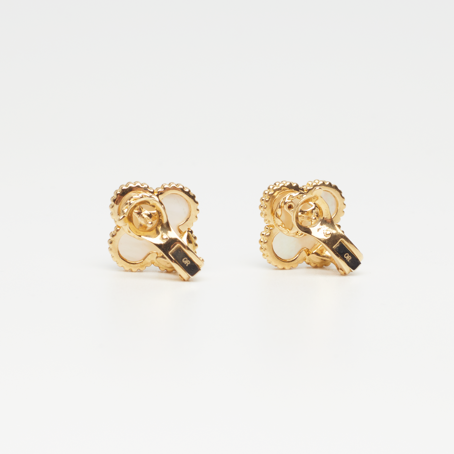 Boucles d’oreilles Van Cleef & Arpels Vintage Alhambra Nacre en or jaune