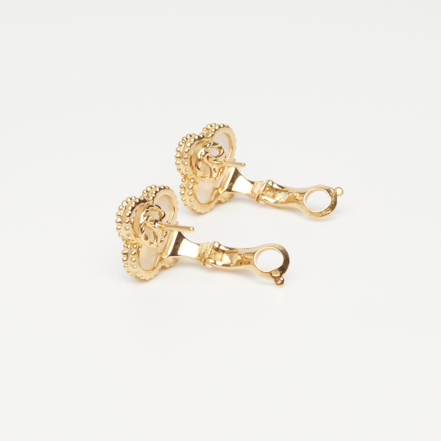 Boucles d’oreilles Van Cleef & Arpels Vintage Alhambra Nacre en or jaune