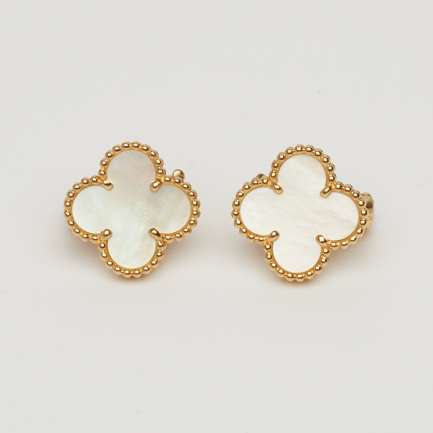 Boucles d’oreilles Van Cleef & Arpels Vintage Alhambra Nacre en or jaune