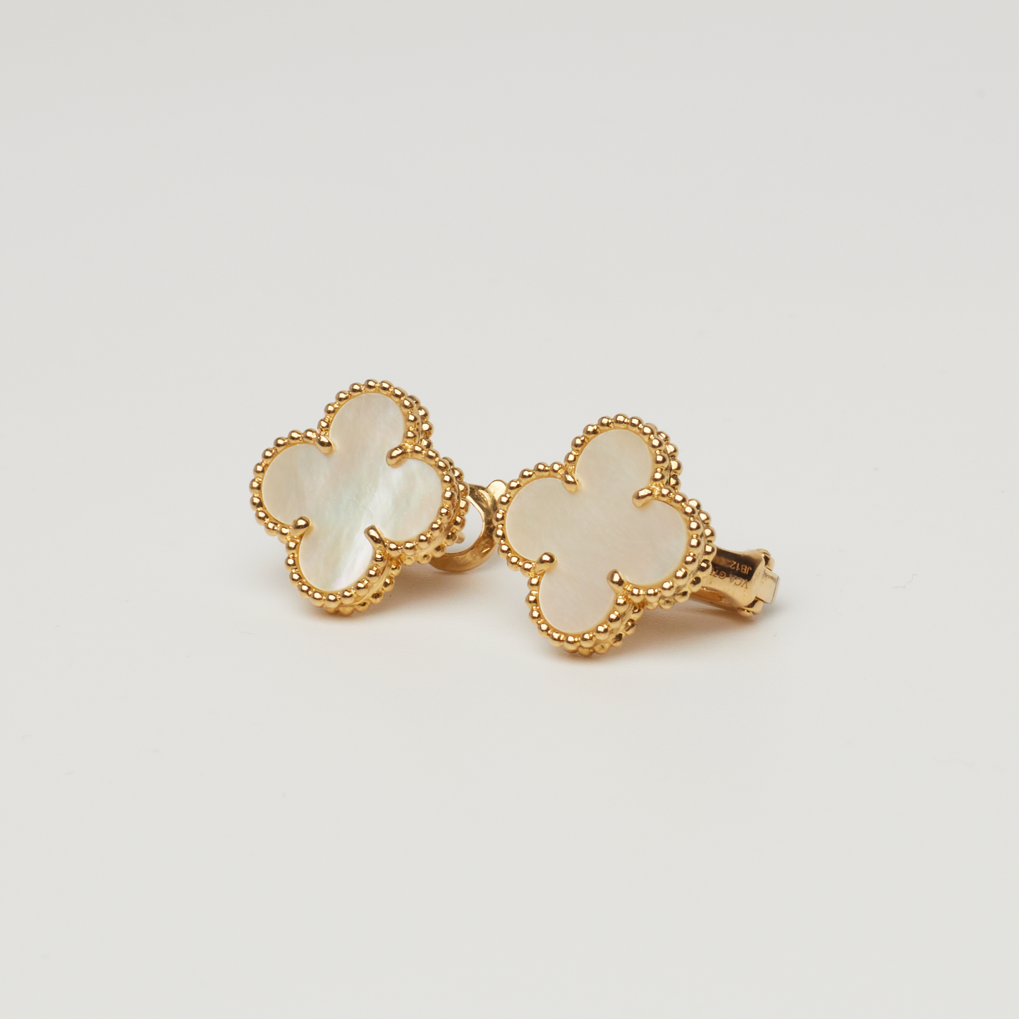 Boucles d’oreilles Van Cleef & Arpels Vintage Alhambra Nacre en or jaune