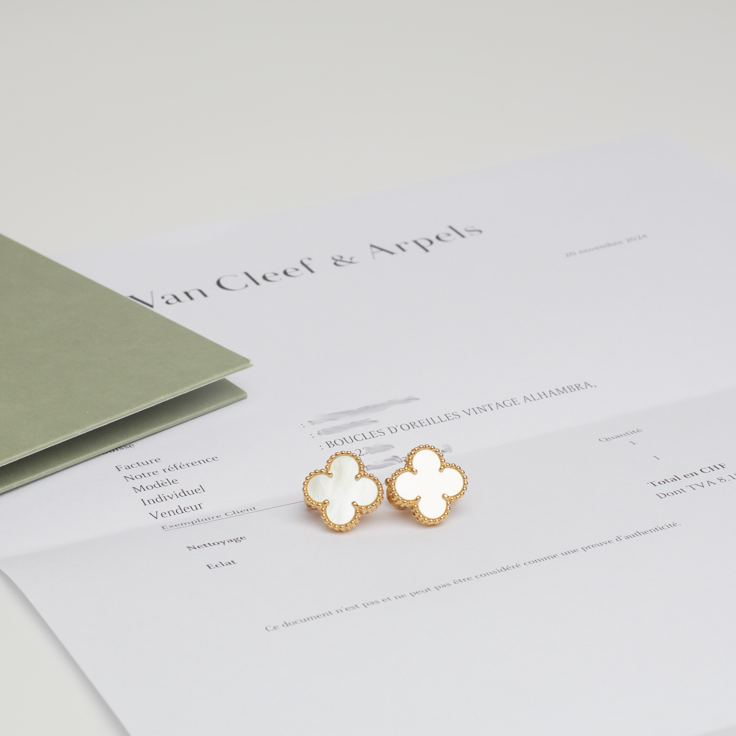 Boucles d’oreilles Van Cleef & Arpels Vintage Alhambra Nacre en or jaune