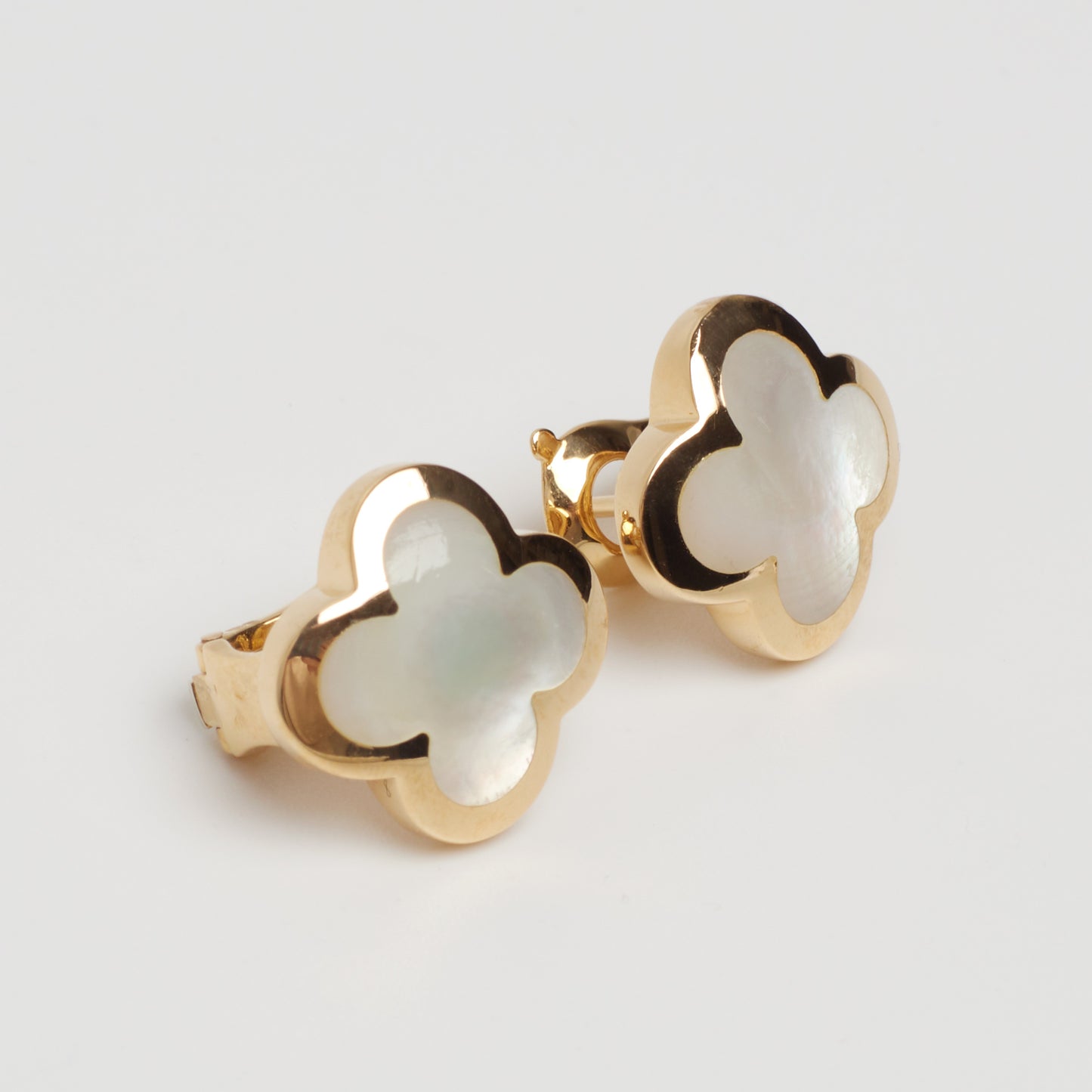 Boucles d’oreilles Van Cleef & Arpels Pure Alhambra Nacre en or jaune