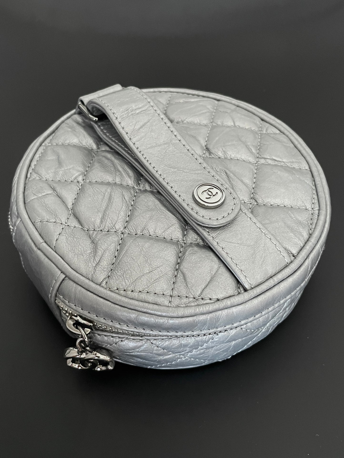 Sac pochette Chanel Timeless en cuir argenté