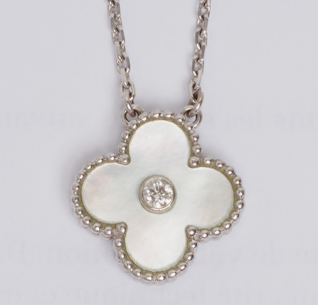 Collier Van Cleef & Arpels Alhambra Holiday Pendant diamant nacre blanche en or blanc
