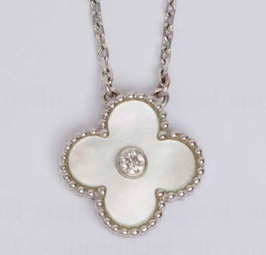 Collier Van Cleef & Arpels Alhambra Holiday Pendant diamant nacre blanche en or blanc