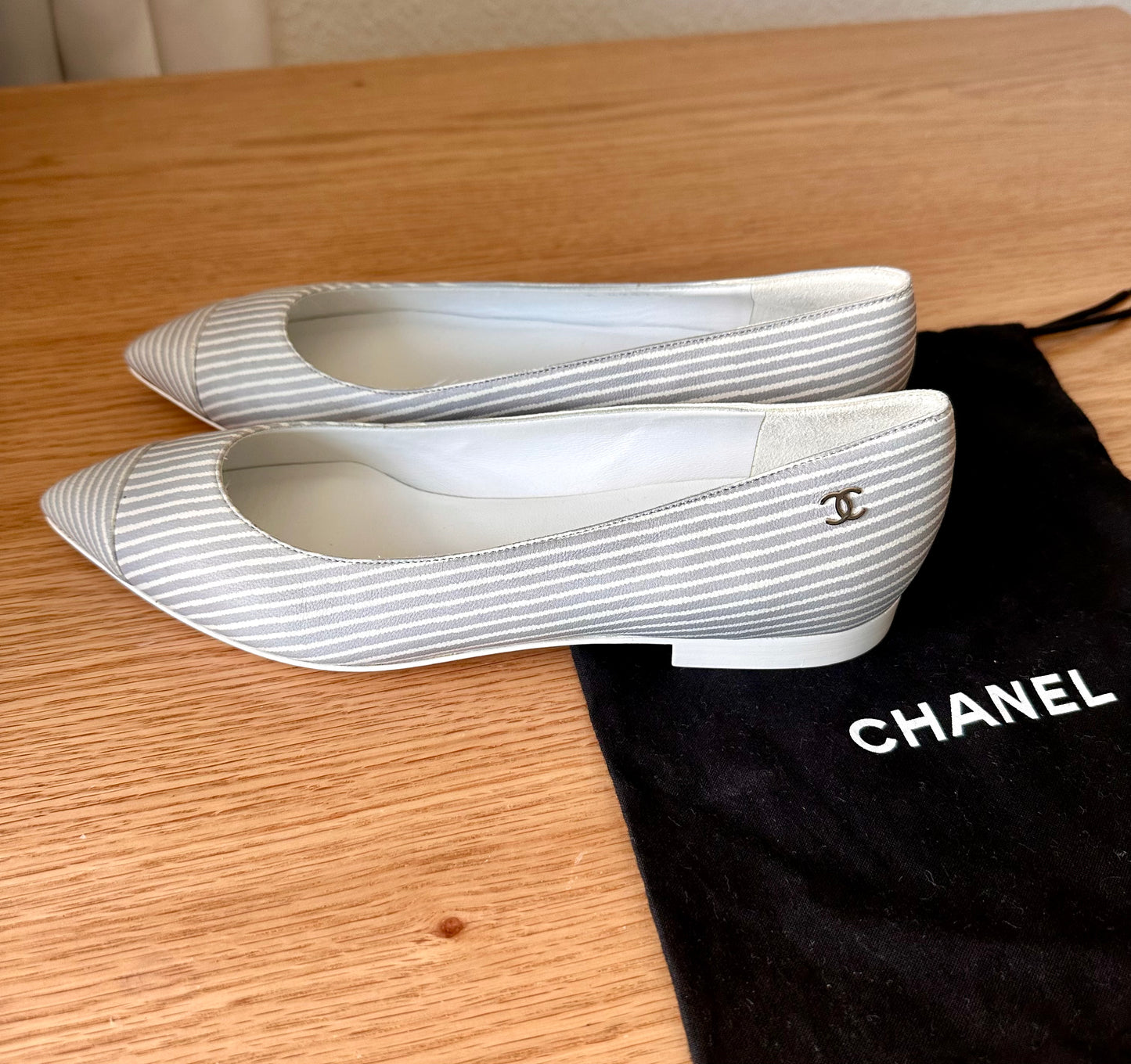 Chanel gray and white leather ballerinas