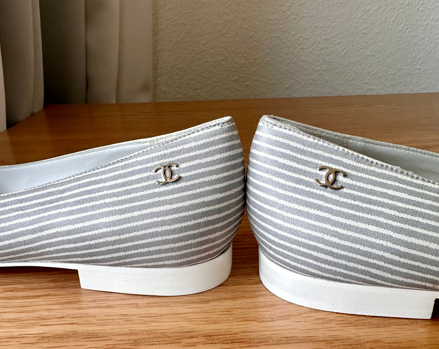 Chanel gray and white leather ballerinas