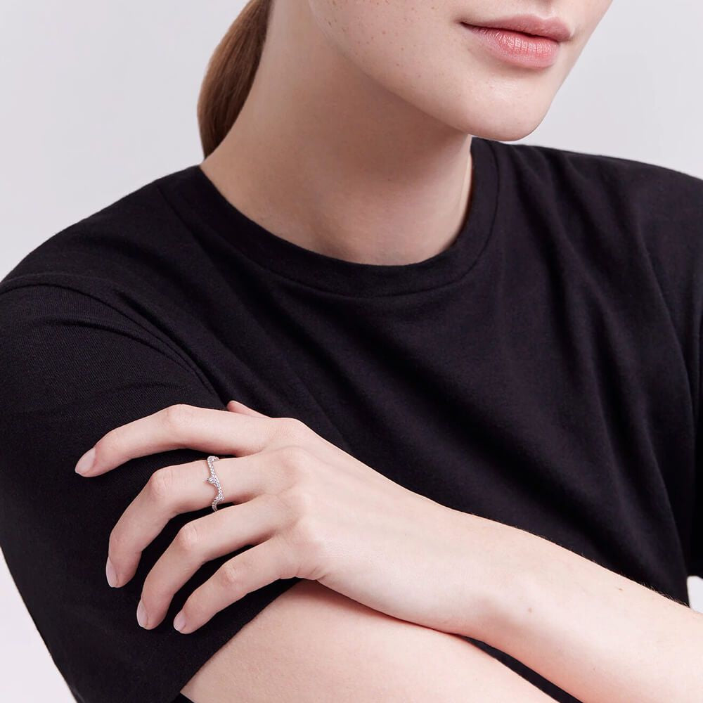 Bague Dior Bois de rose en or blanc et diamants taille 56