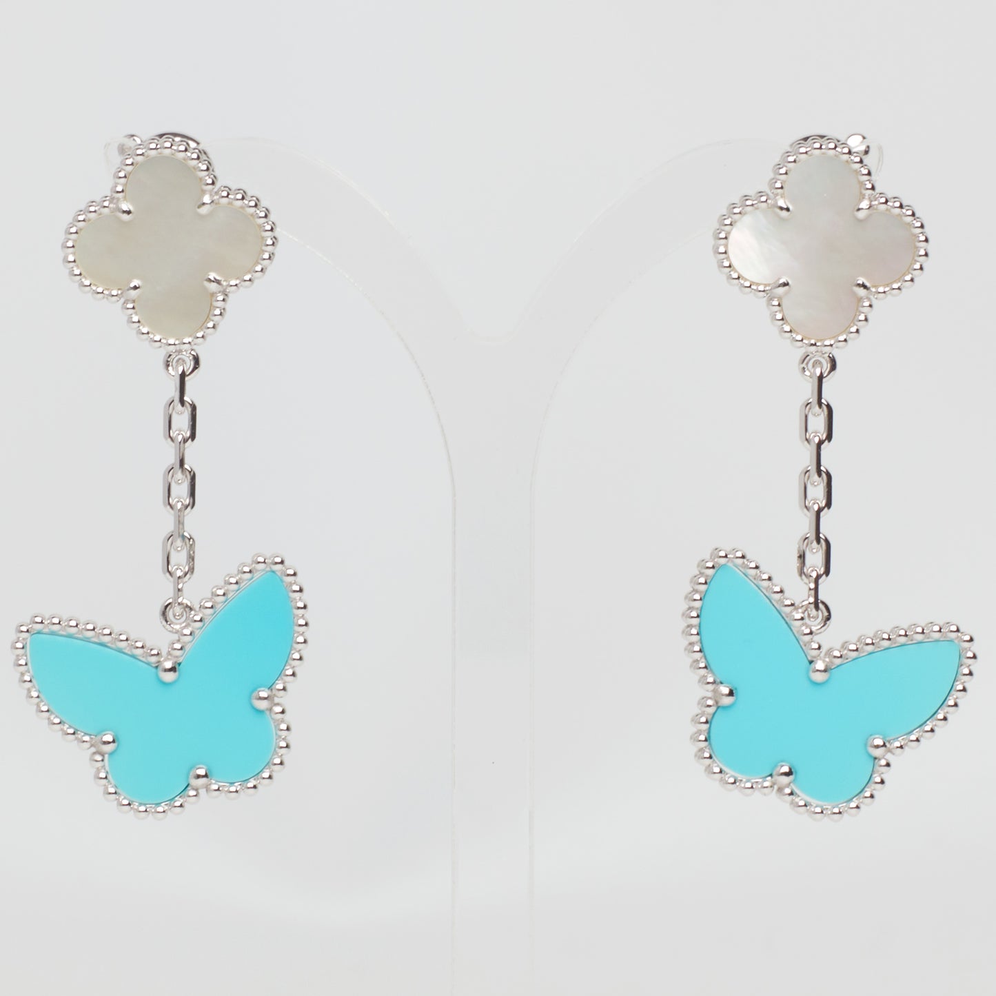 Boucles d’oreilles Van Cleef & Arpels Lucky Alhambra turquoise et nacre en or blanc