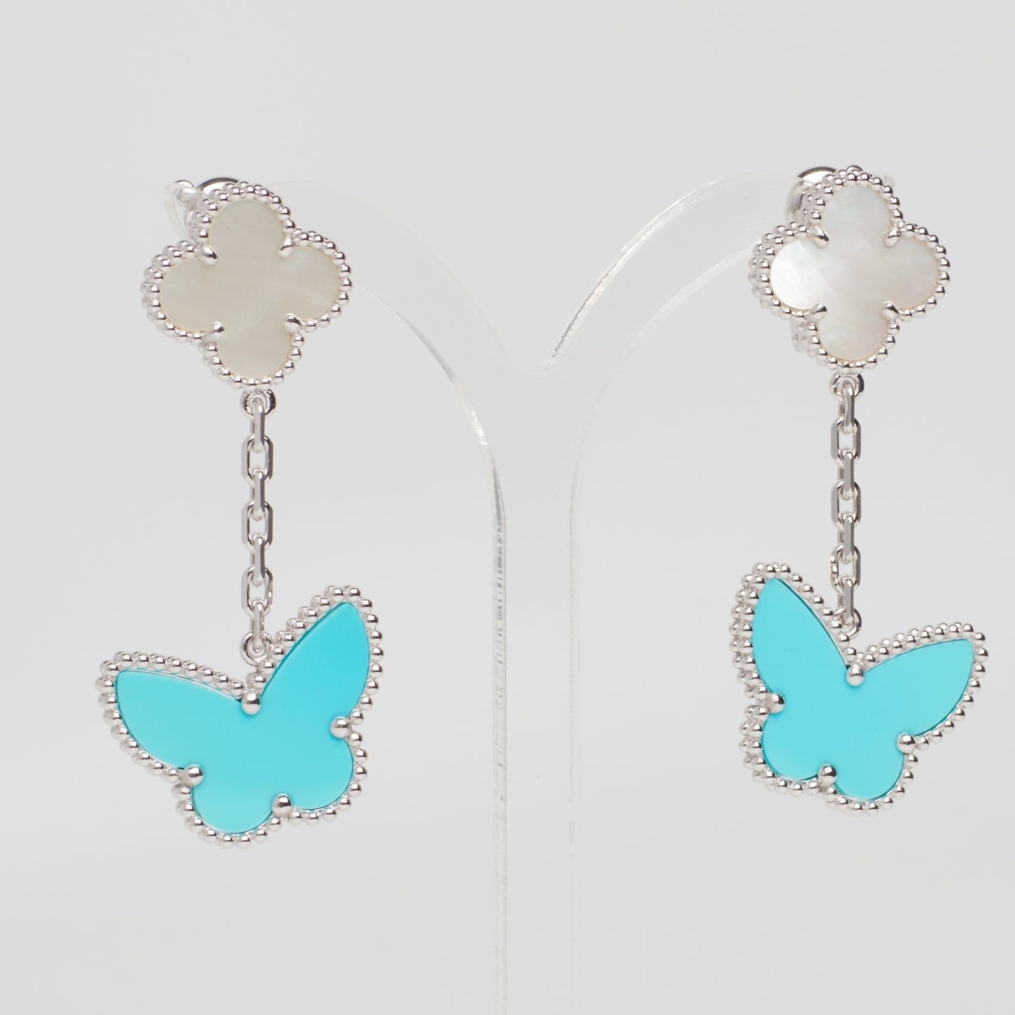 Boucles d’oreilles Van Cleef & Arpels Lucky Alhambra turquoise et nacre en or blanc