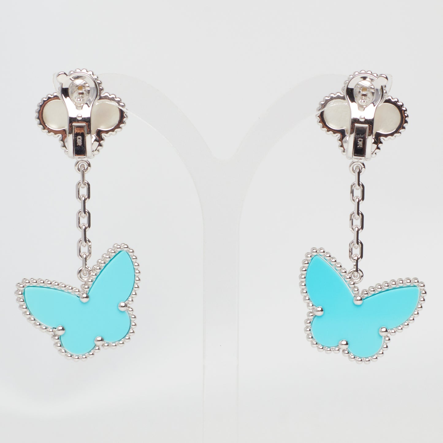 Boucles d’oreilles Van Cleef & Arpels Lucky Alhambra turquoise et nacre en or blanc
