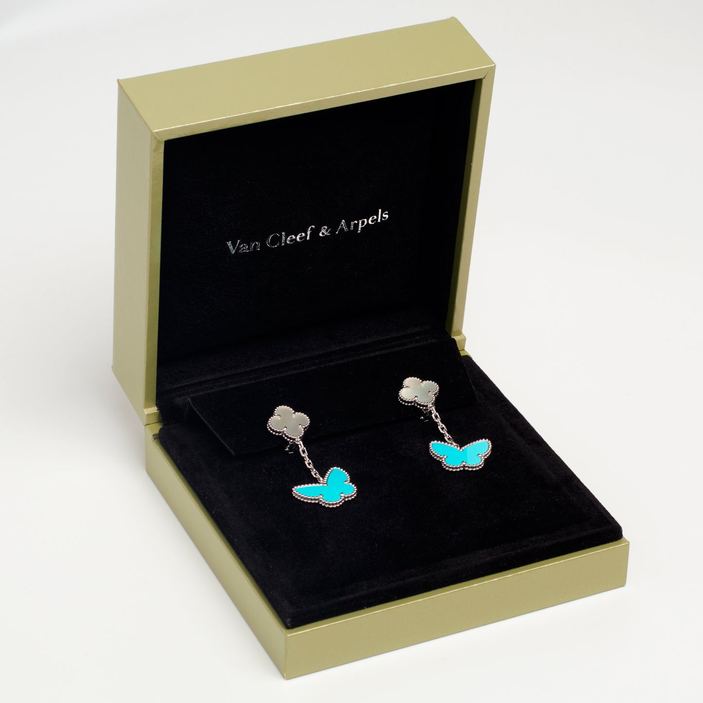 Boucles d’oreilles Van Cleef & Arpels Lucky Alhambra turquoise et nacre en or blanc