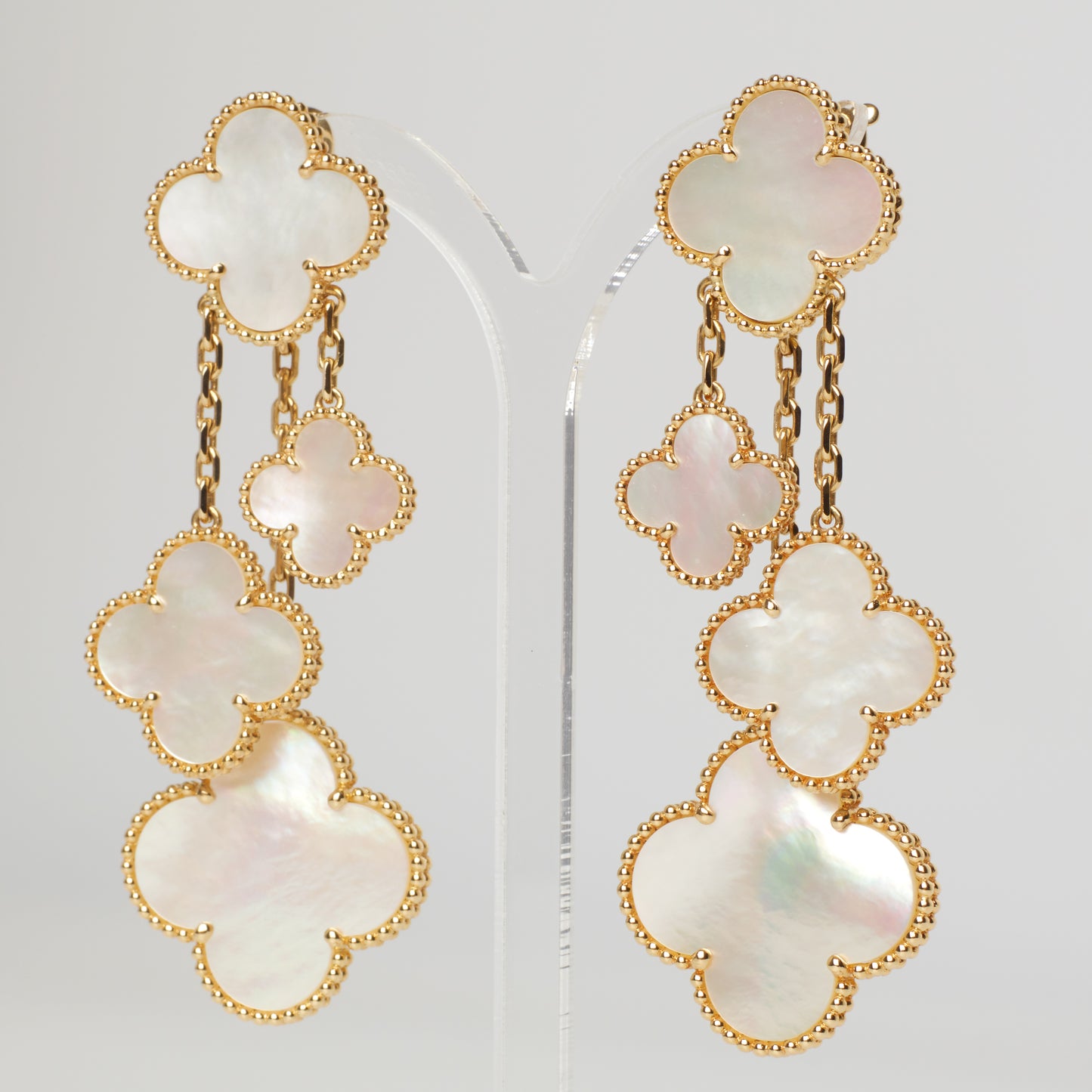 Boucles d’oreilles Van Cleef & Arpels Magic Alhambra 4 motifs