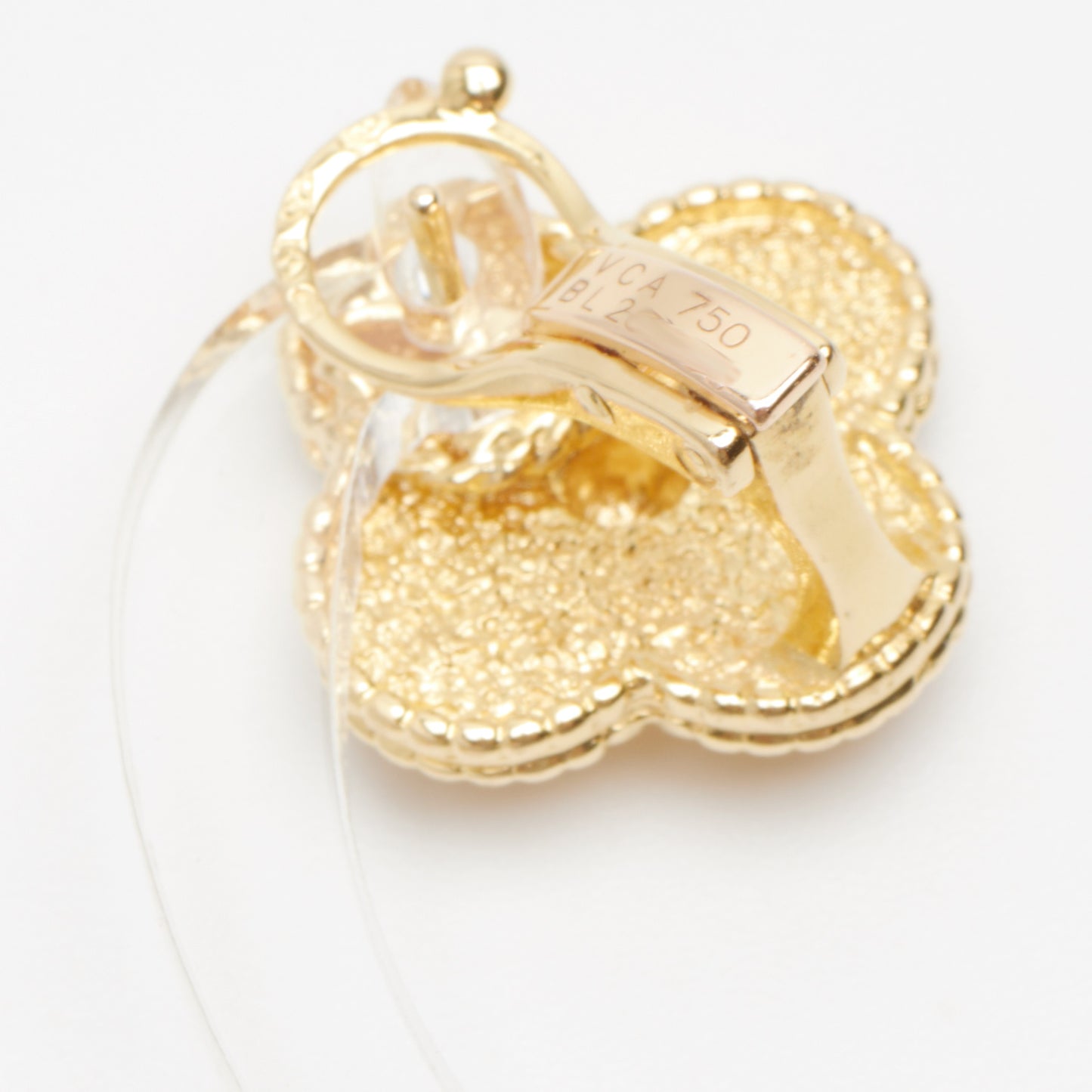 Boucles d’oreilles Van Cleef & Arpels Magic Alhambra