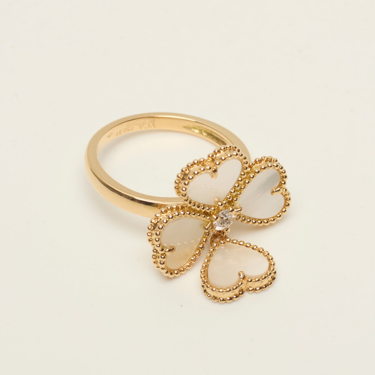 Bague Van Cleef & Arpels Sweet Hearts en or jaune, diamant et nacres