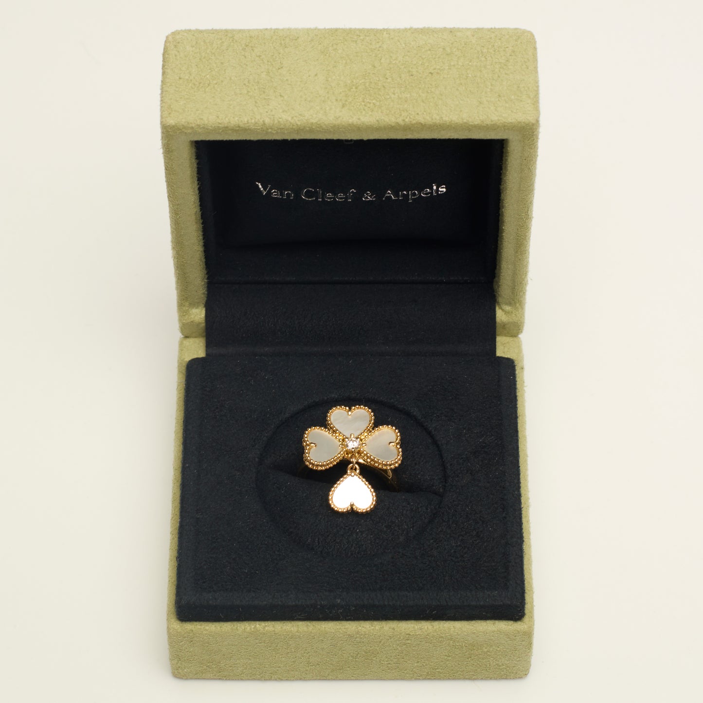 Bague Van Cleef & Arpels Sweet Hearts en or jaune, diamant et nacres