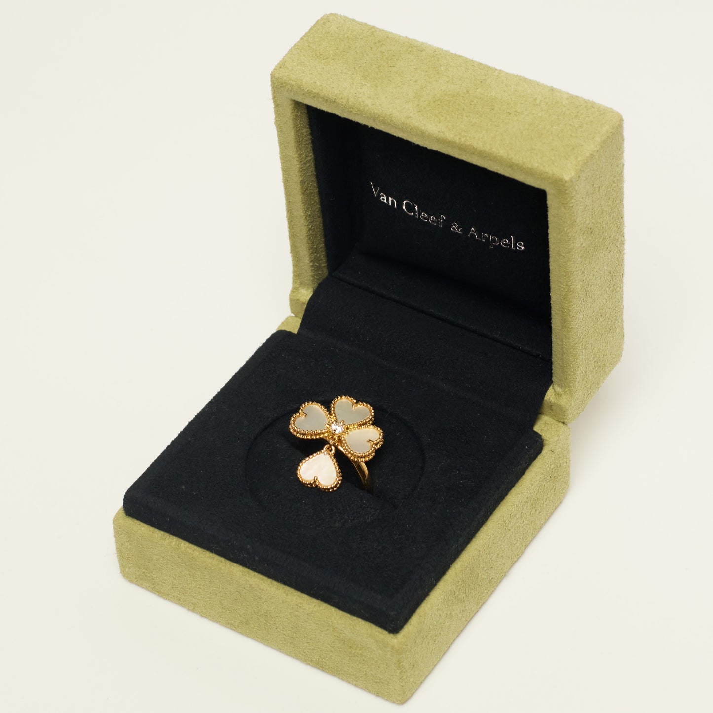 Bague Van Cleef & Arpels Sweet Hearts en or jaune, diamant et nacres