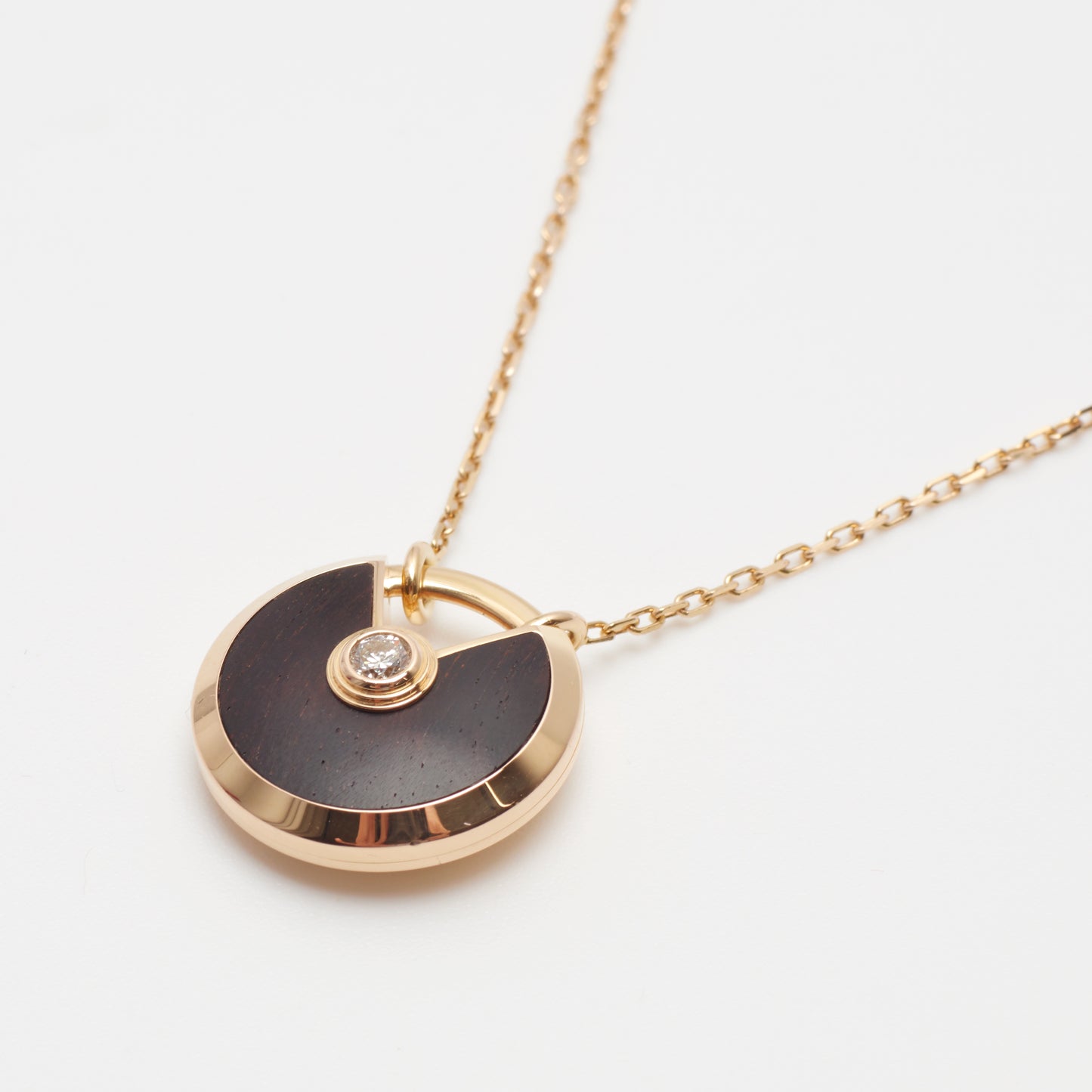 Sautoir Cartier Amulette PM en or rose et bois d'amourette