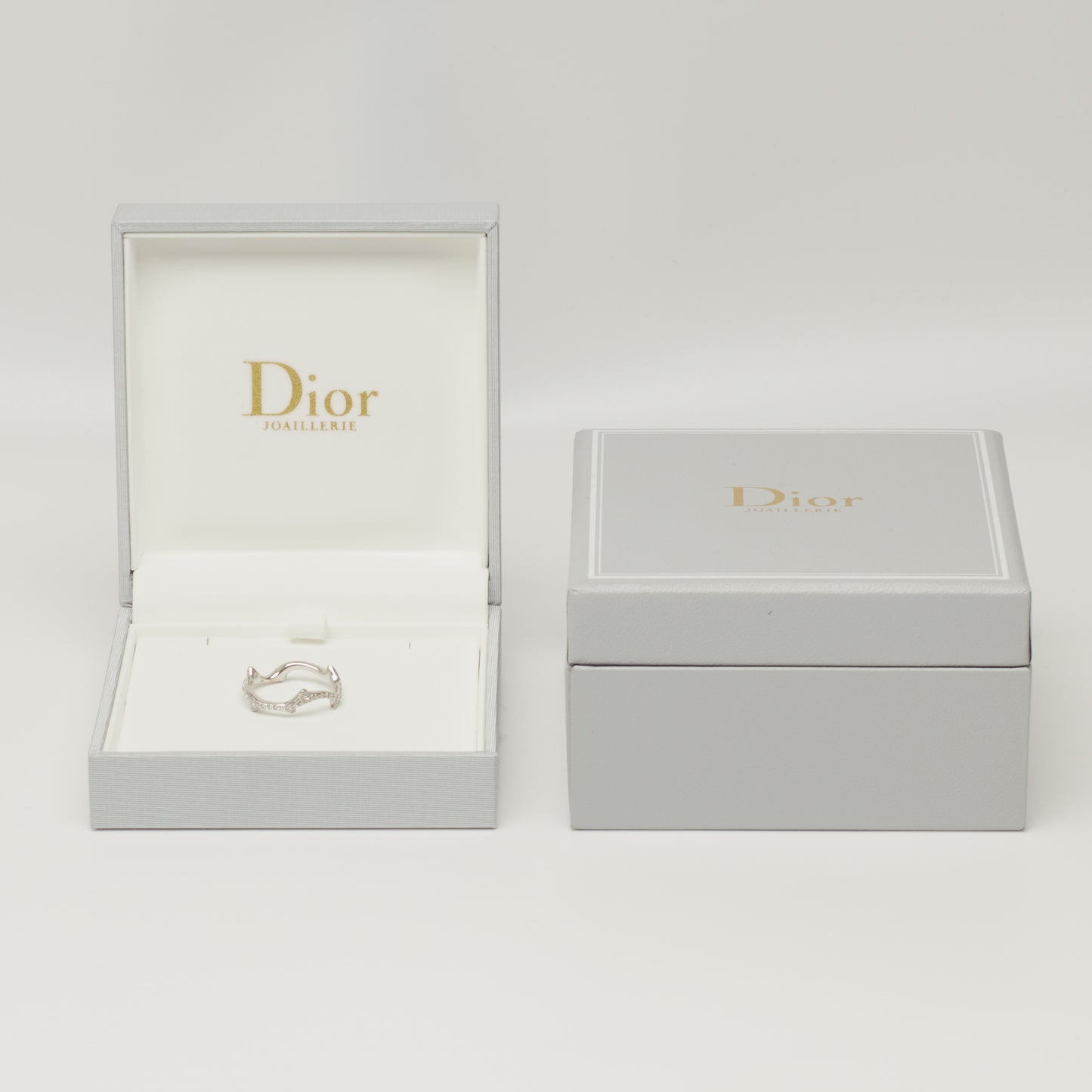 Bague Dior Bois de rose en or blanc et diamants taille 56
