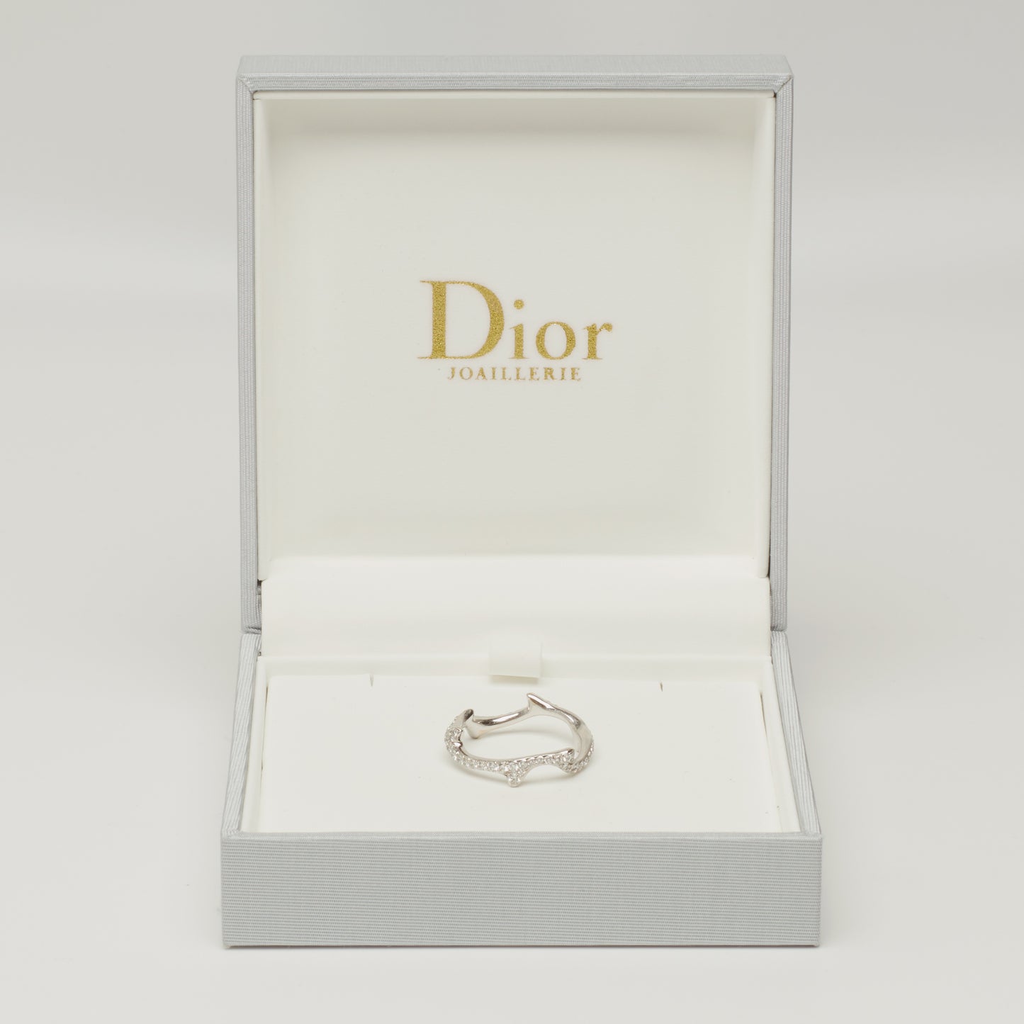 Bague Dior Bois de rose en or blanc et diamants taille 56
