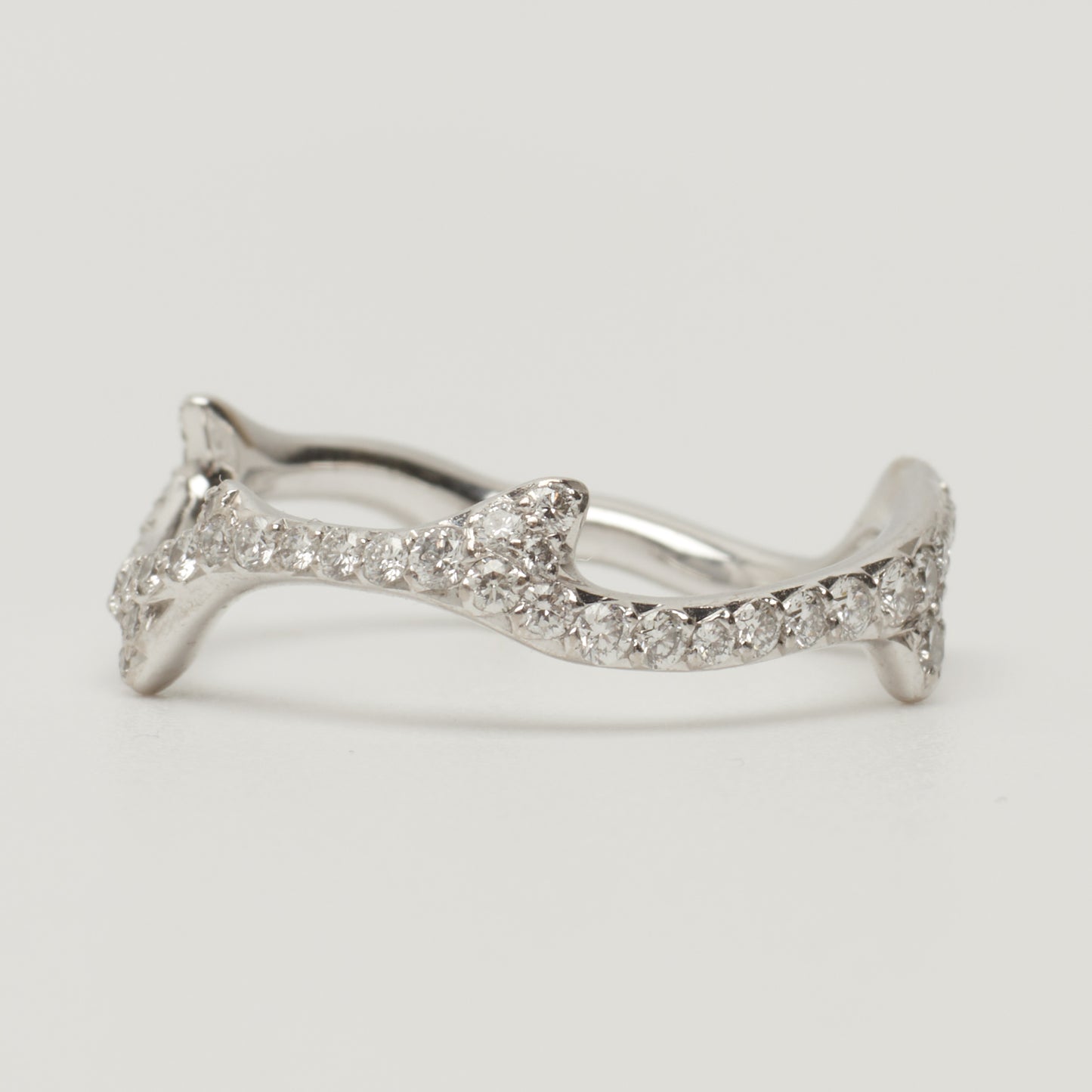 Bague Dior Bois de rose en or blanc et diamants taille 56