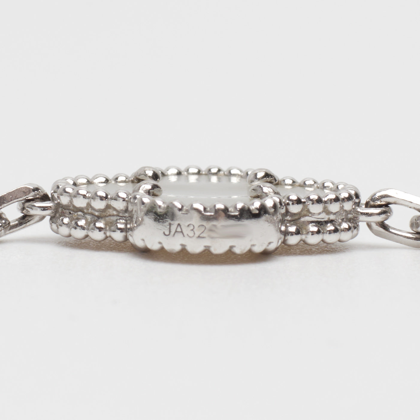 Bracelet Van Cleef & Arpels Vintage Alhambra 5 motifs nacre en or blanc