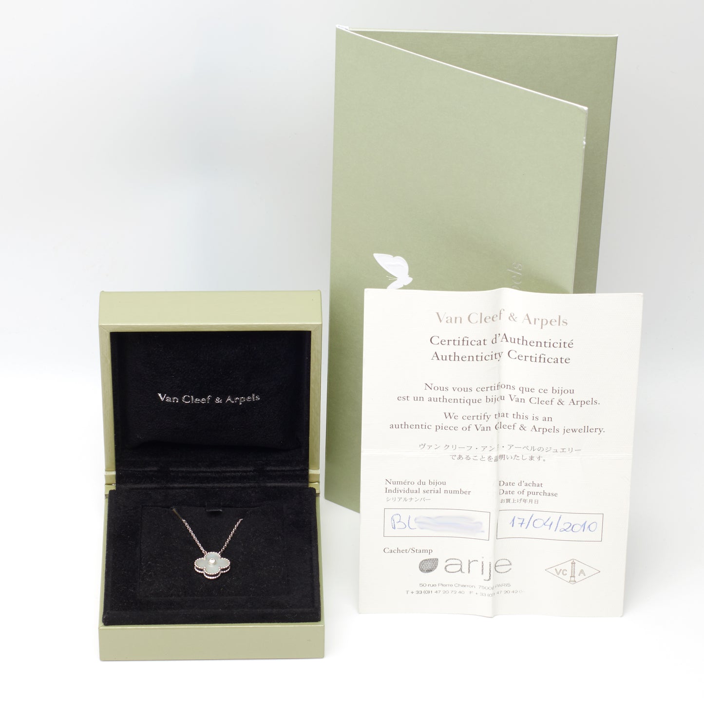 Collier Van Cleef & Arpels Alhambra Holiday Pendant diamant nacre blanche en or blanc