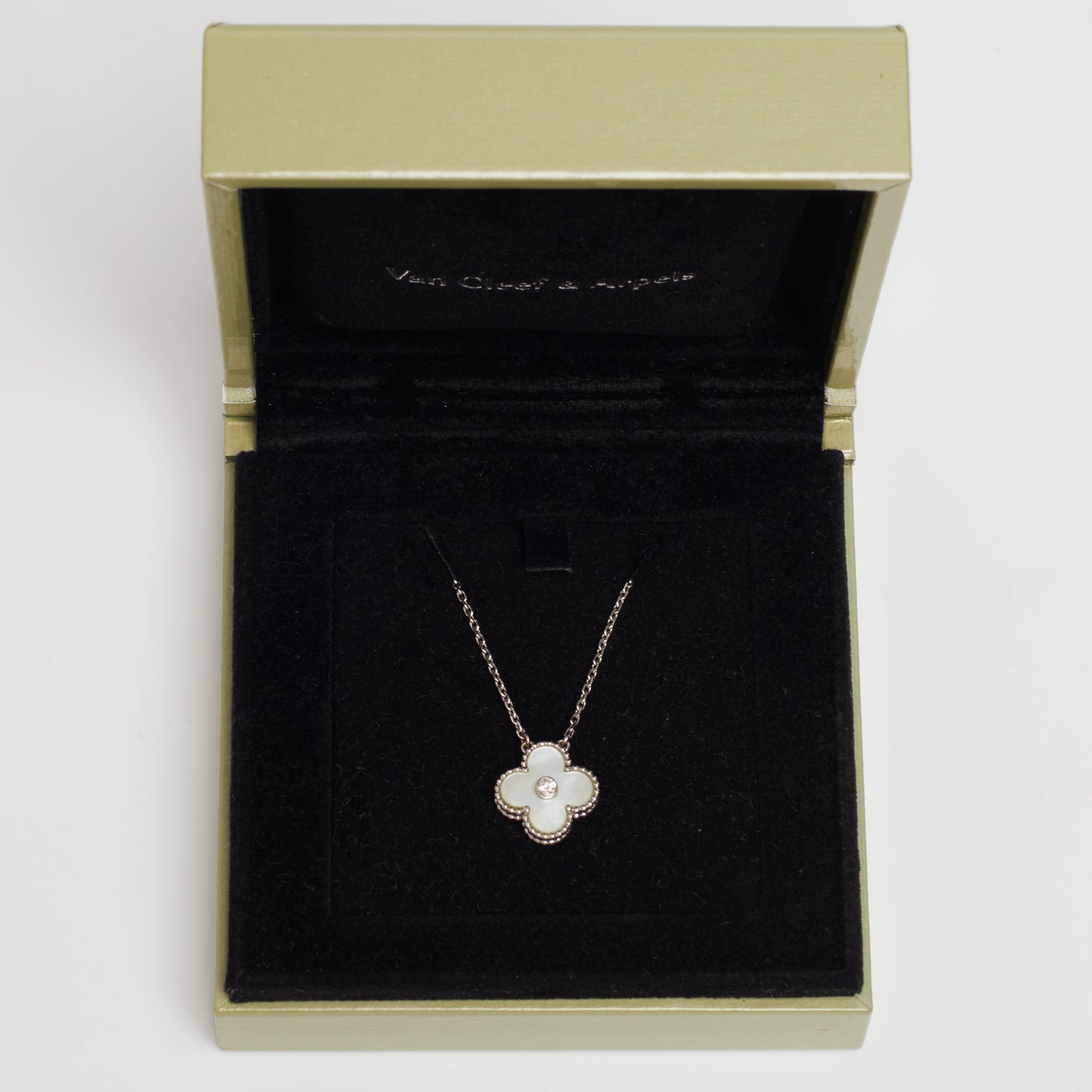 Collier Van Cleef & Arpels Alhambra Holiday Pendant diamant nacre blanche en or blanc