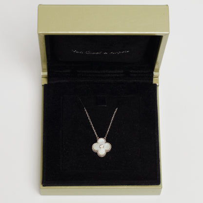 Collier Van Cleef & Arpels Alhambra Holiday Pendant diamant nacre blanche en or blanc