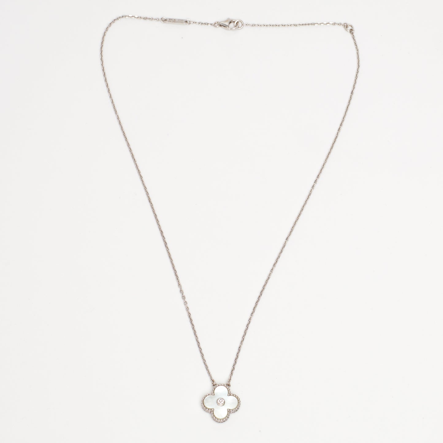 Collier Van Cleef & Arpels Alhambra Holiday Pendant diamant nacre blanche en or blanc