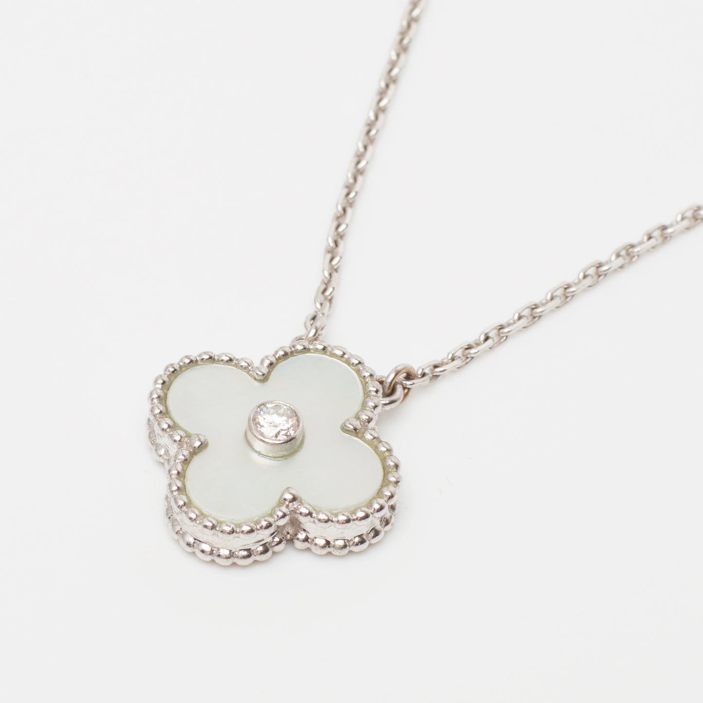 Collier Van Cleef & Arpels Alhambra Holiday Pendant diamant nacre blanche en or blanc