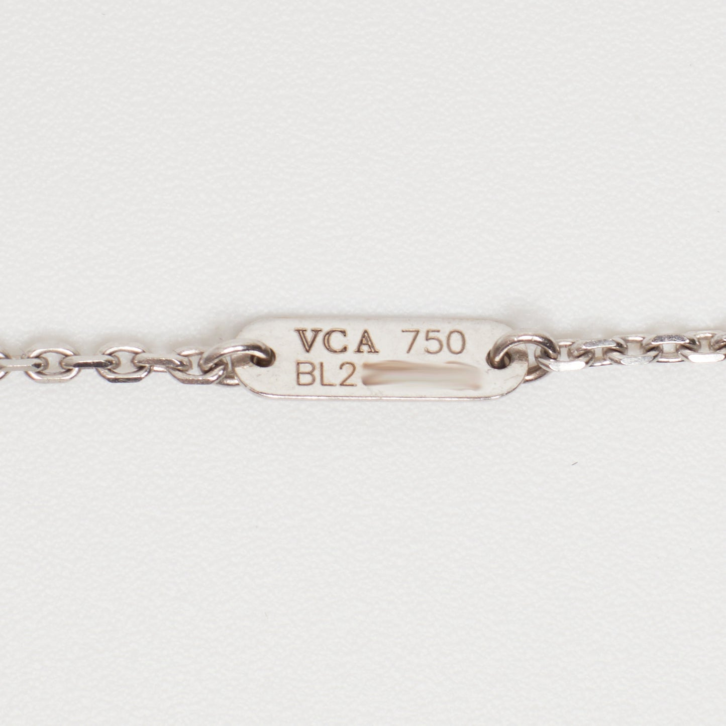 Collier Van Cleef & Arpels Alhambra Holiday Pendant diamant nacre blanche en or blanc
