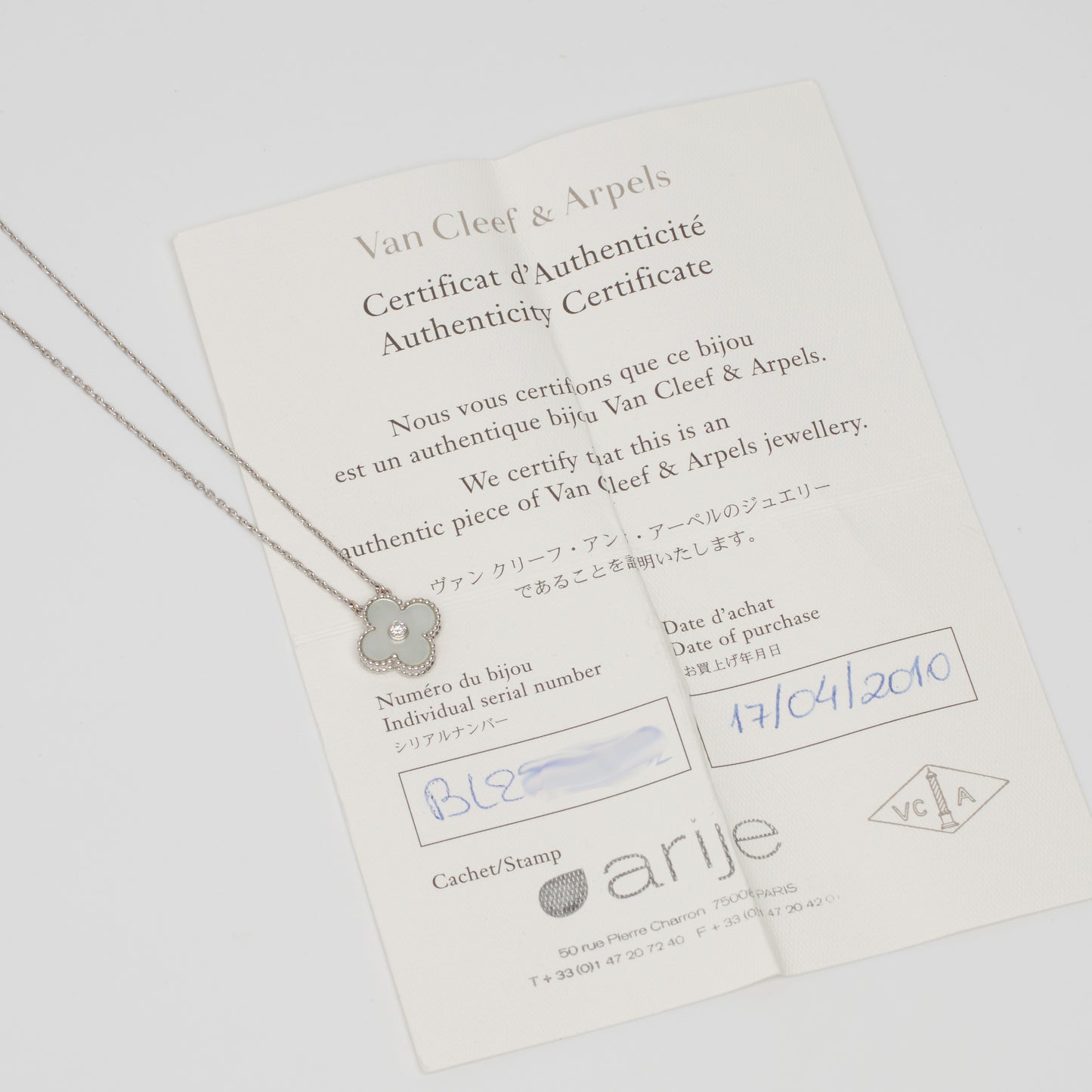 Collier Van Cleef & Arpels Alhambra Holiday Pendant diamant nacre blanche en or blanc