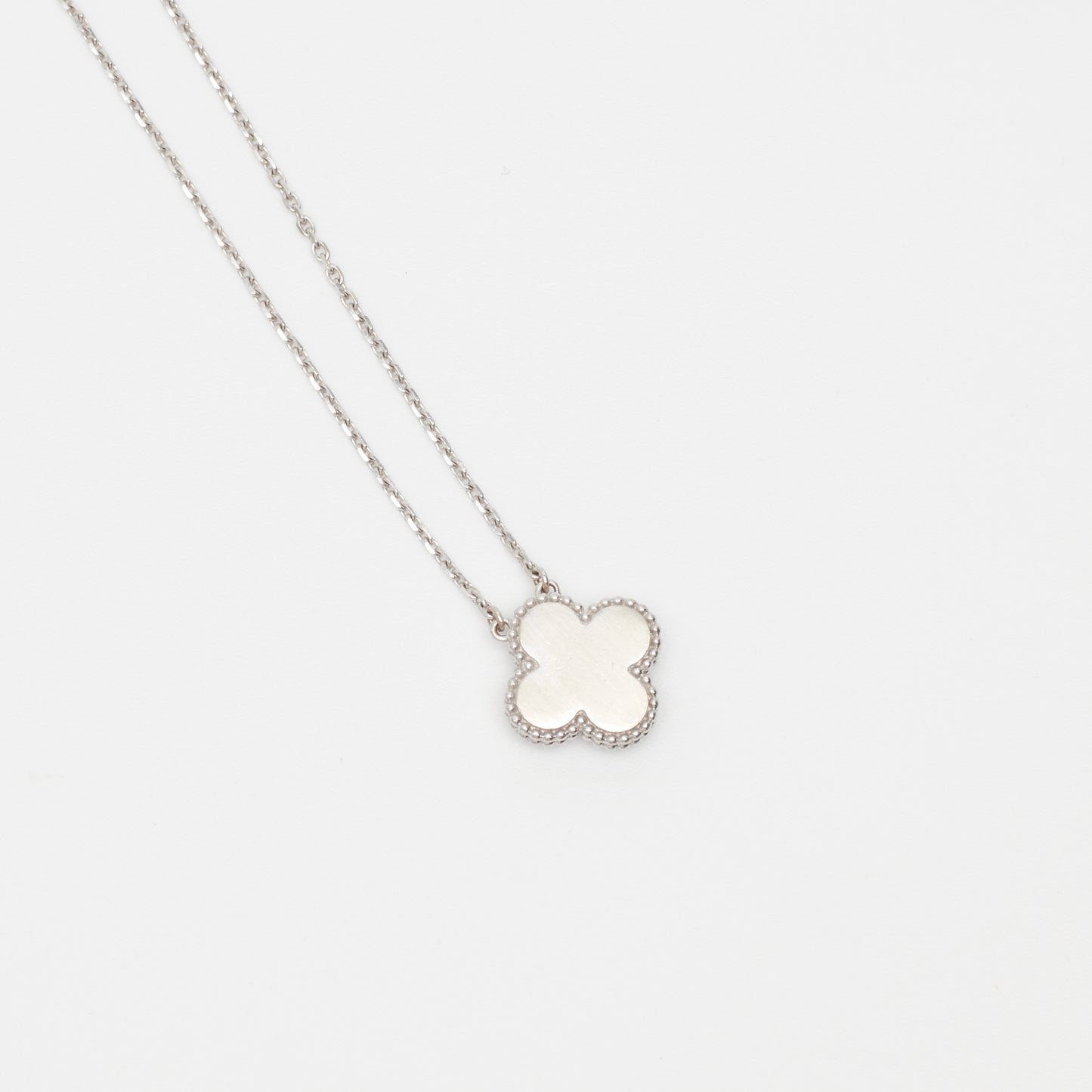 Collier Van Cleef & Arpels Alhambra Holiday Pendant diamant nacre blanche en or blanc