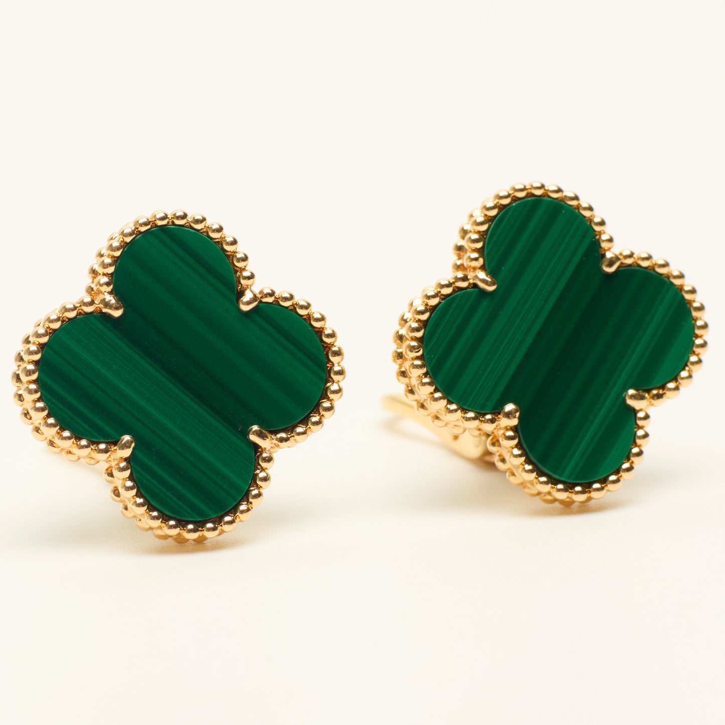 Boucles d’oreilles Van Cleef & Arpels Magic Alhambra Malachite