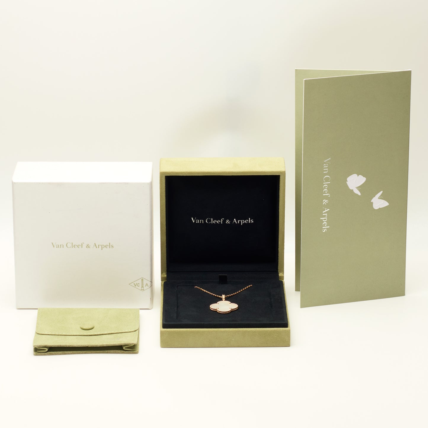 Sautoir Van Cleef & Arpels Magic Alhambra en or jaune et nacre