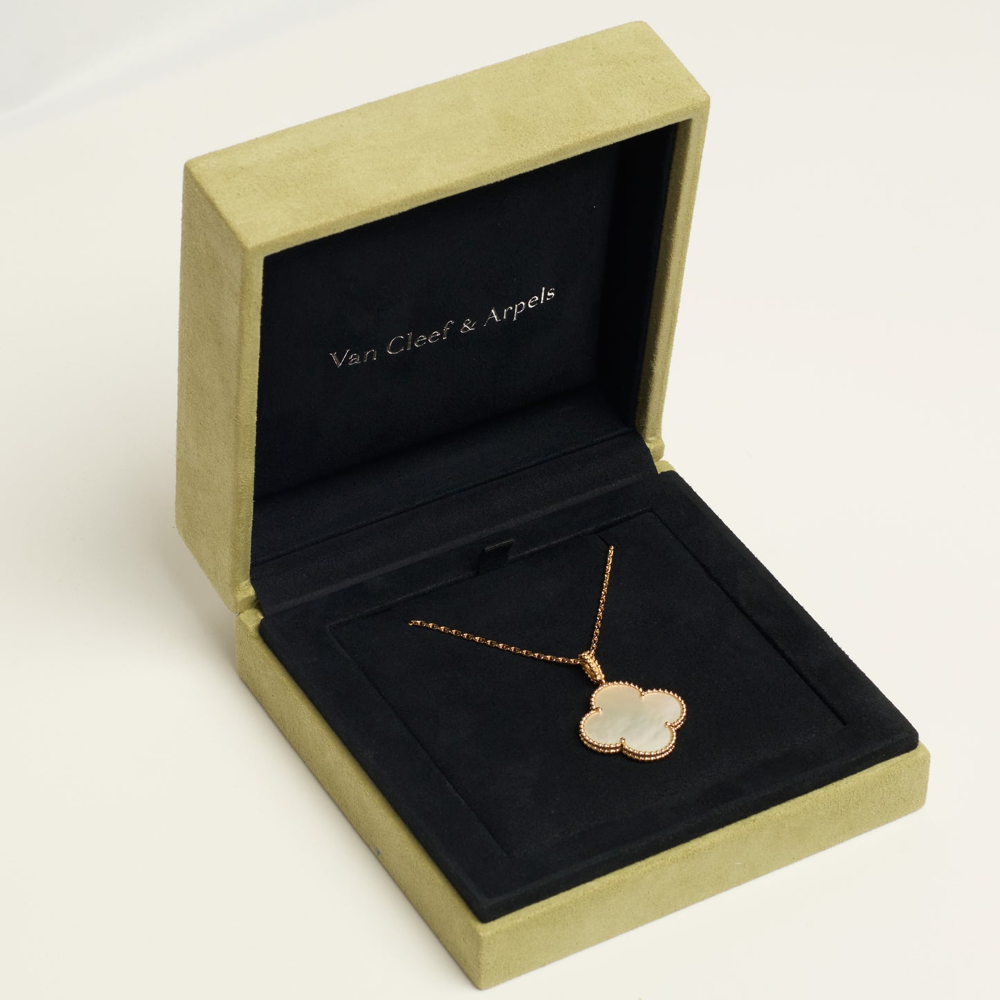 Sautoir Van Cleef & Arpels Magic Alhambra en or jaune et nacre