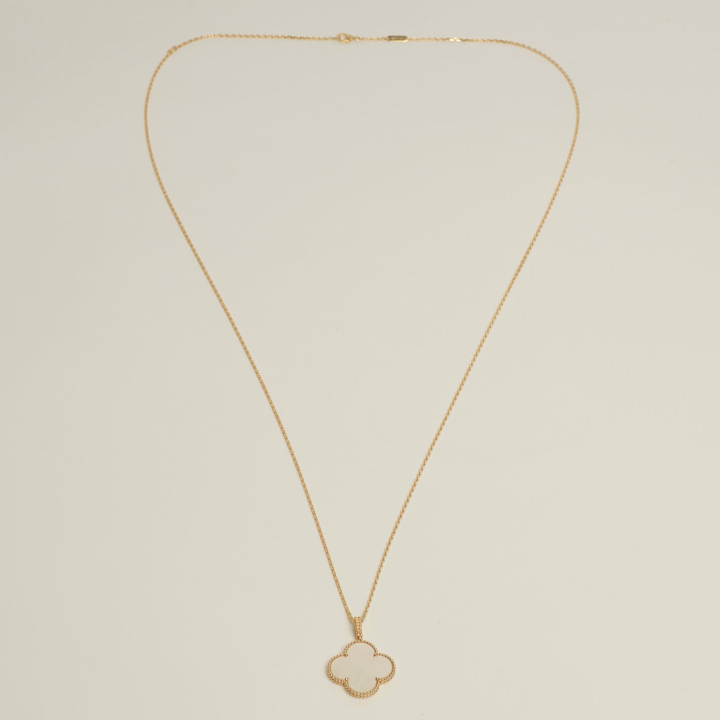 Sautoir Van Cleef & Arpels Magic Alhambra en or jaune et nacre