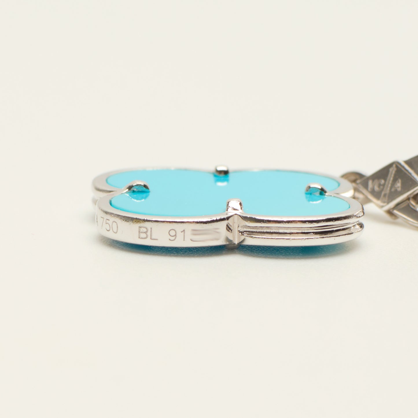 RARE Pendentif Van Cleef & Arpels Magic Alhambra turquoise en or blanc