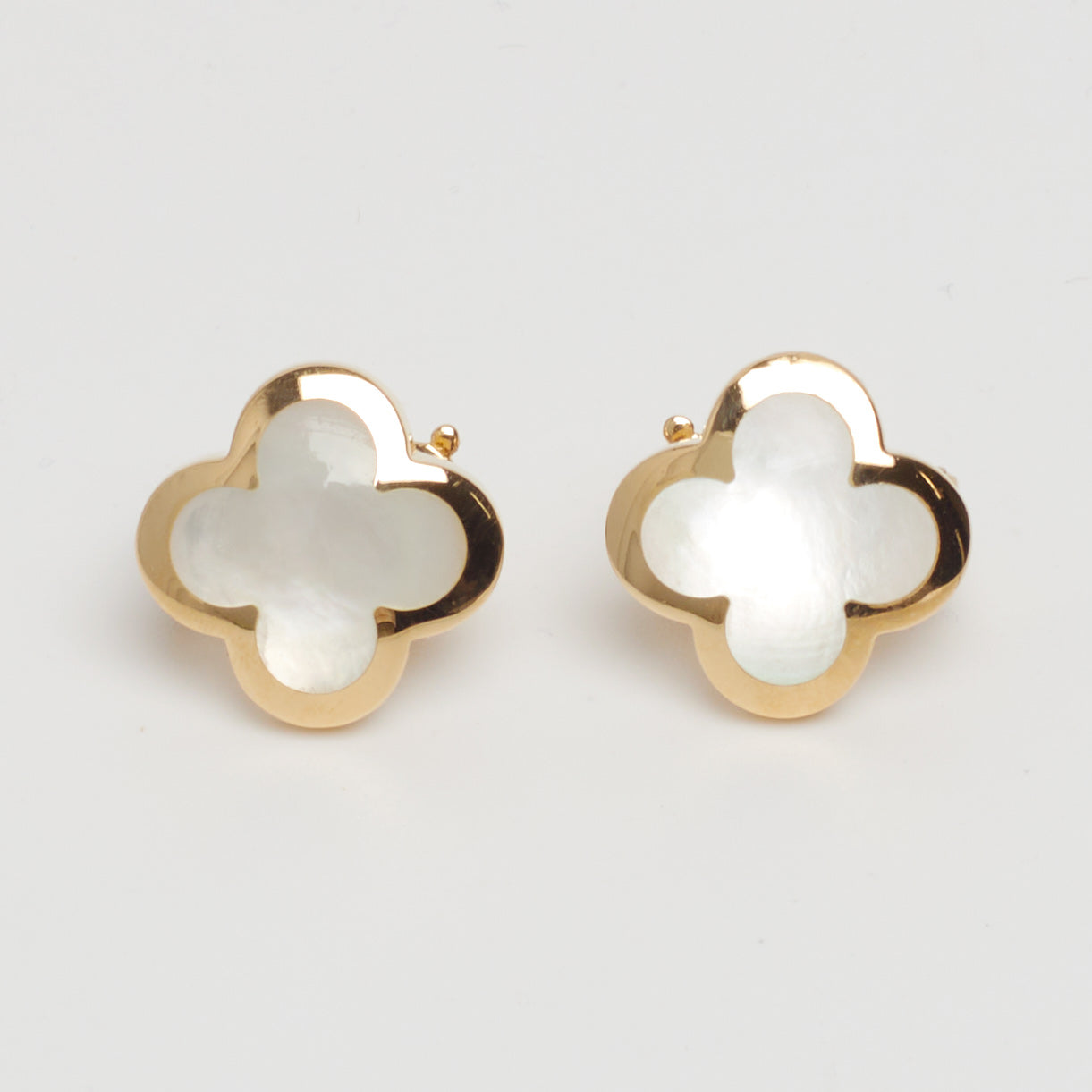 Boucles d’oreilles Van Cleef & Arpels Pure Alhambra Nacre en or jaune