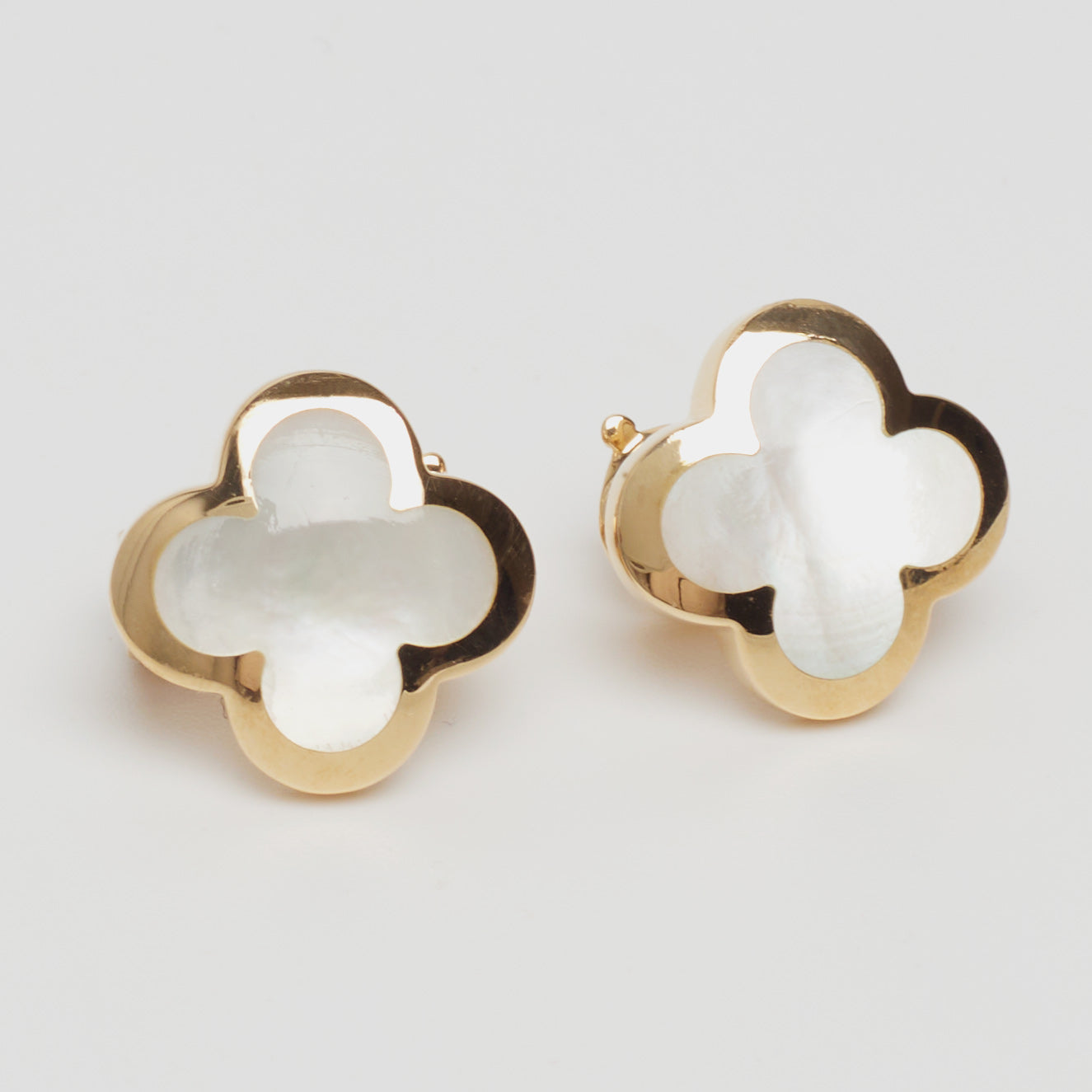 Boucles d’oreilles Van Cleef & Arpels Pure Alhambra Nacre en or jaune